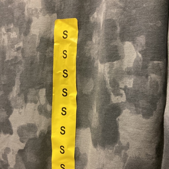 what ; gray camoflauge long sleeve for the winter or the gym anyone. ❤️🔥 - Picture 2 of 8